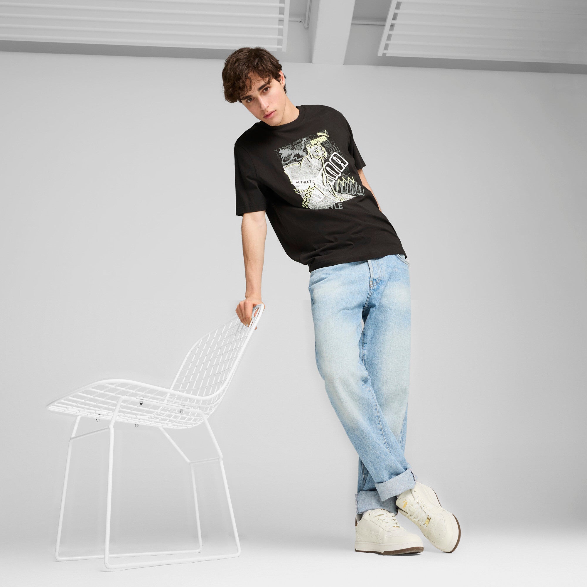 GRAPHICS Sneaker Tee