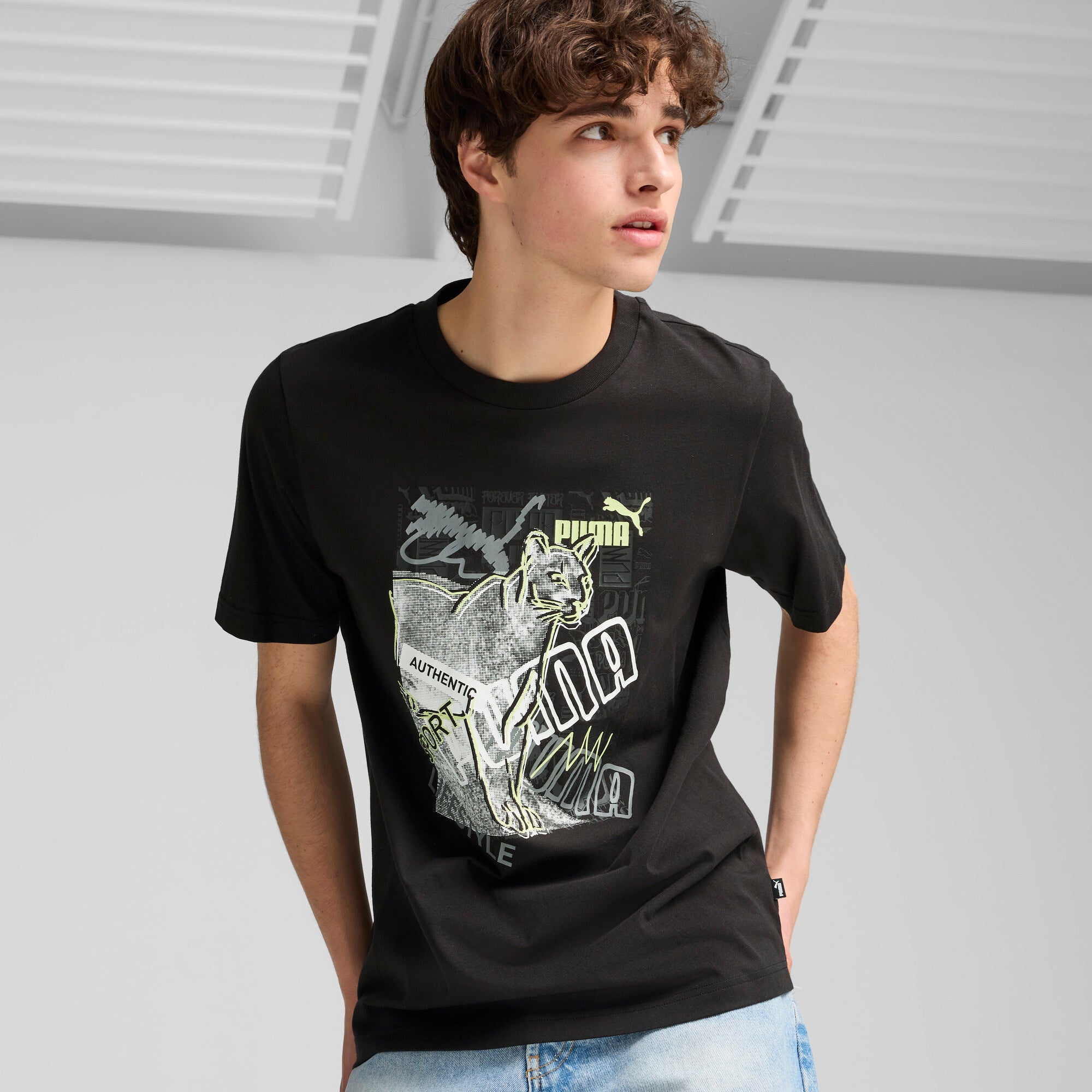 GRAPHICS Sneaker Tee